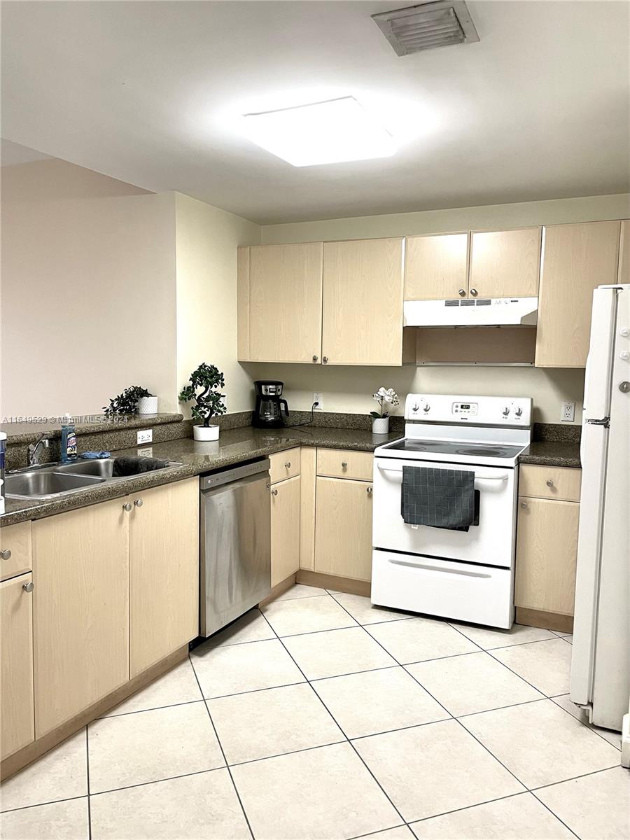 SHAMROCK BY THE GABLES CO - Residential Lease