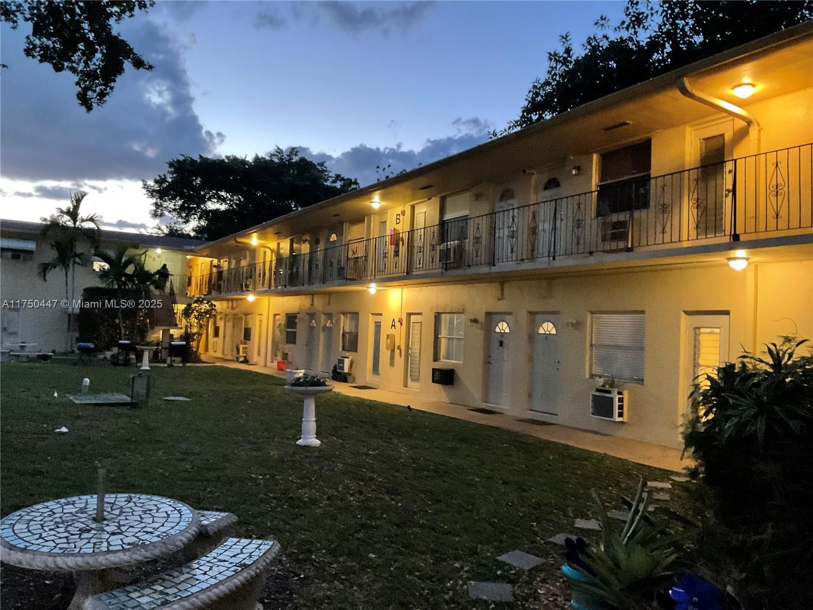 Rental Property at 2621 Grant St 12A, Hollywood, Broward County, Florida - Bedrooms: 2 
Bathrooms: 1  - $1,850 MO.