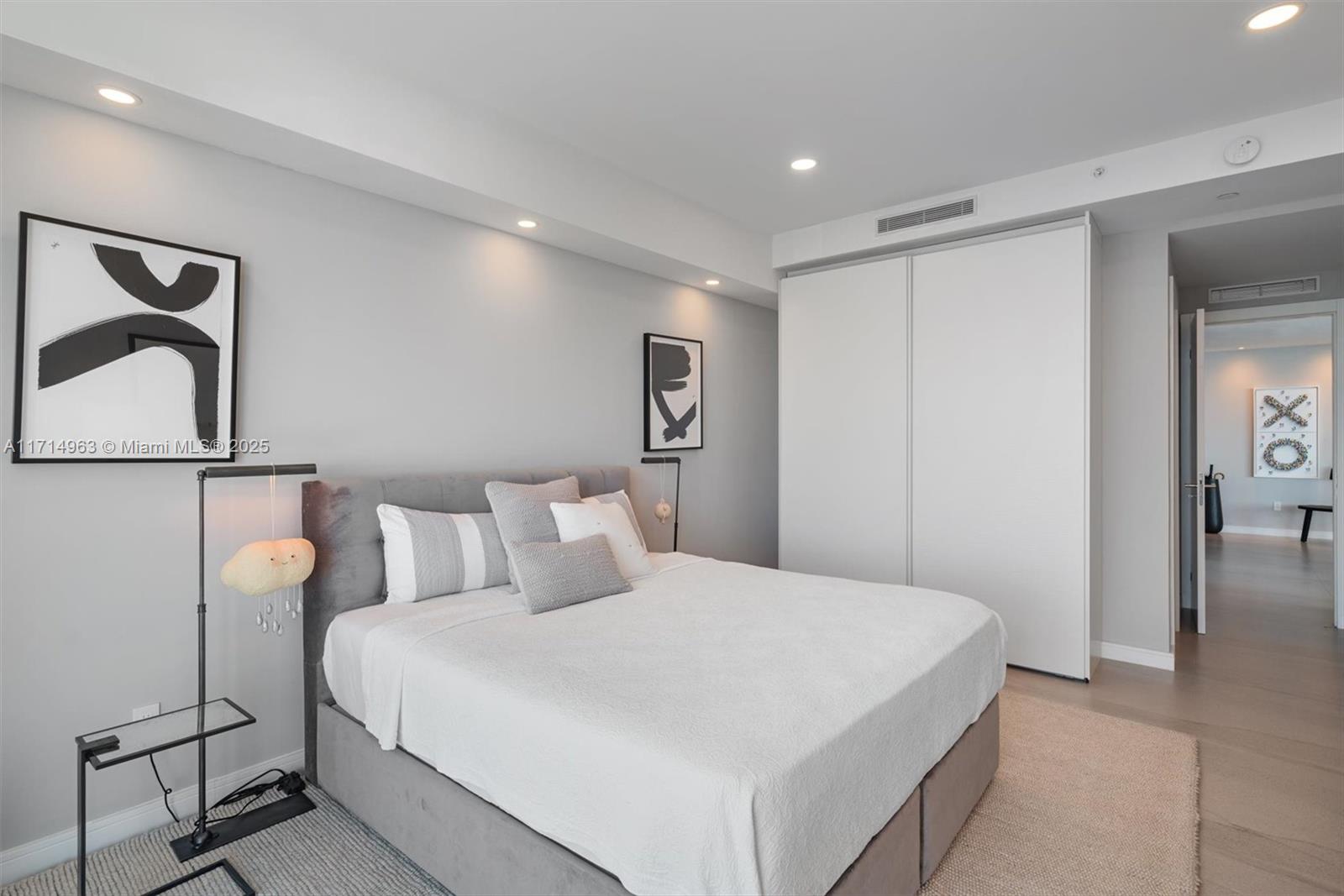 CONTINUUM ON SOUTH BEACH - Residential