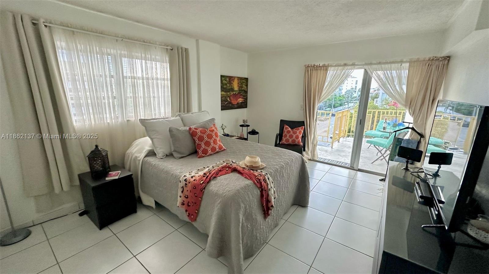 Unique Opportunity on Lincoln Rd – South Beach Living!
Discover this corner unit 1/1 with 847 sq ft, offering excellent potential to be transformed into a 2/2 layout through a thoughtful renovation. The oversized kitchen is ready to be redesigned as the centerpiece of the home, while the spacious balcony provides sunset views and a visual connection to the bay, just a short walk away.
Perfectly located on the iconic Lincoln Rd, only steps from Lincoln Center, restaurants, boutiques, supermarkets, and the vibrant South Beach lifestyle. Includes a dedicated parking space, a rare and valuable feature in this high-demand area.
Whether as a primary residence or prime investment, this property’s location and remodel potential make it a hidden gem in the heart of Miami Beach.