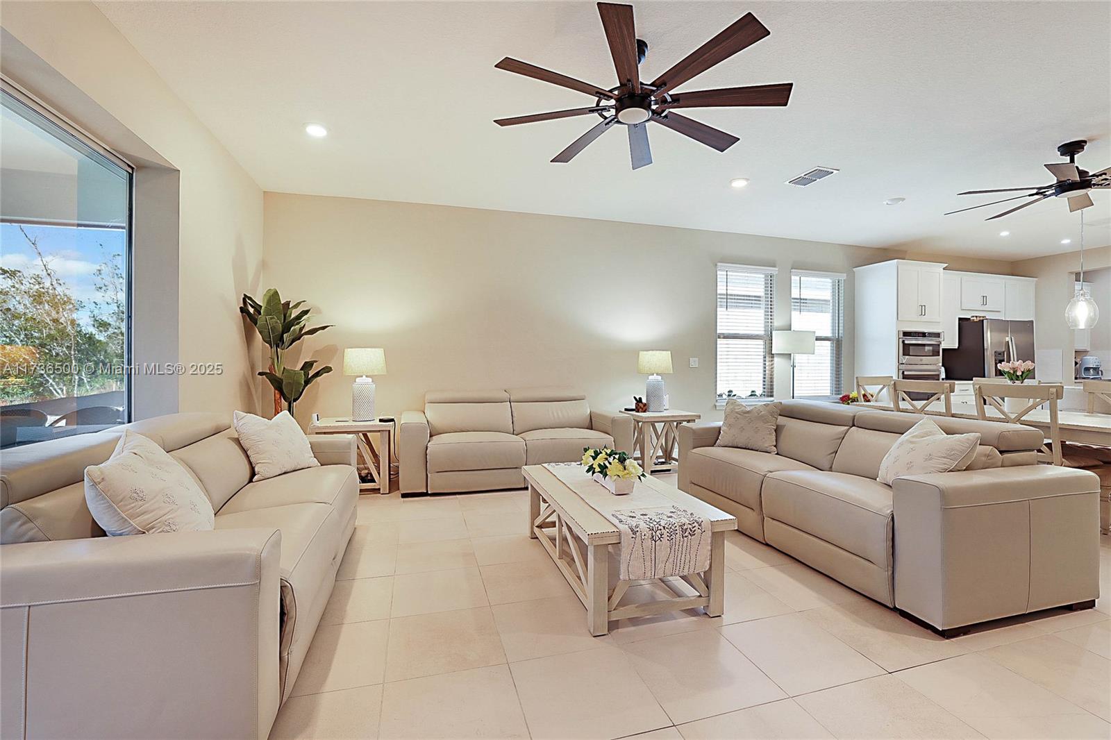 545 SE Ranch Oak Cir, Port St. Lucie, FL, 34984/$650,000 3 545 SE Ranch Oak Cir