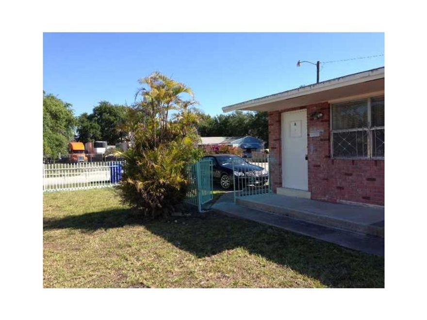 Beautiful huge 2 bedroom 2 bathroom apartment all remodeled, new appliances, freshly painted and clean. Oversize garden area. Located close to I-95 and Hallandale Beach Boulevard , 5 minutes access to beaches and shopping centers.