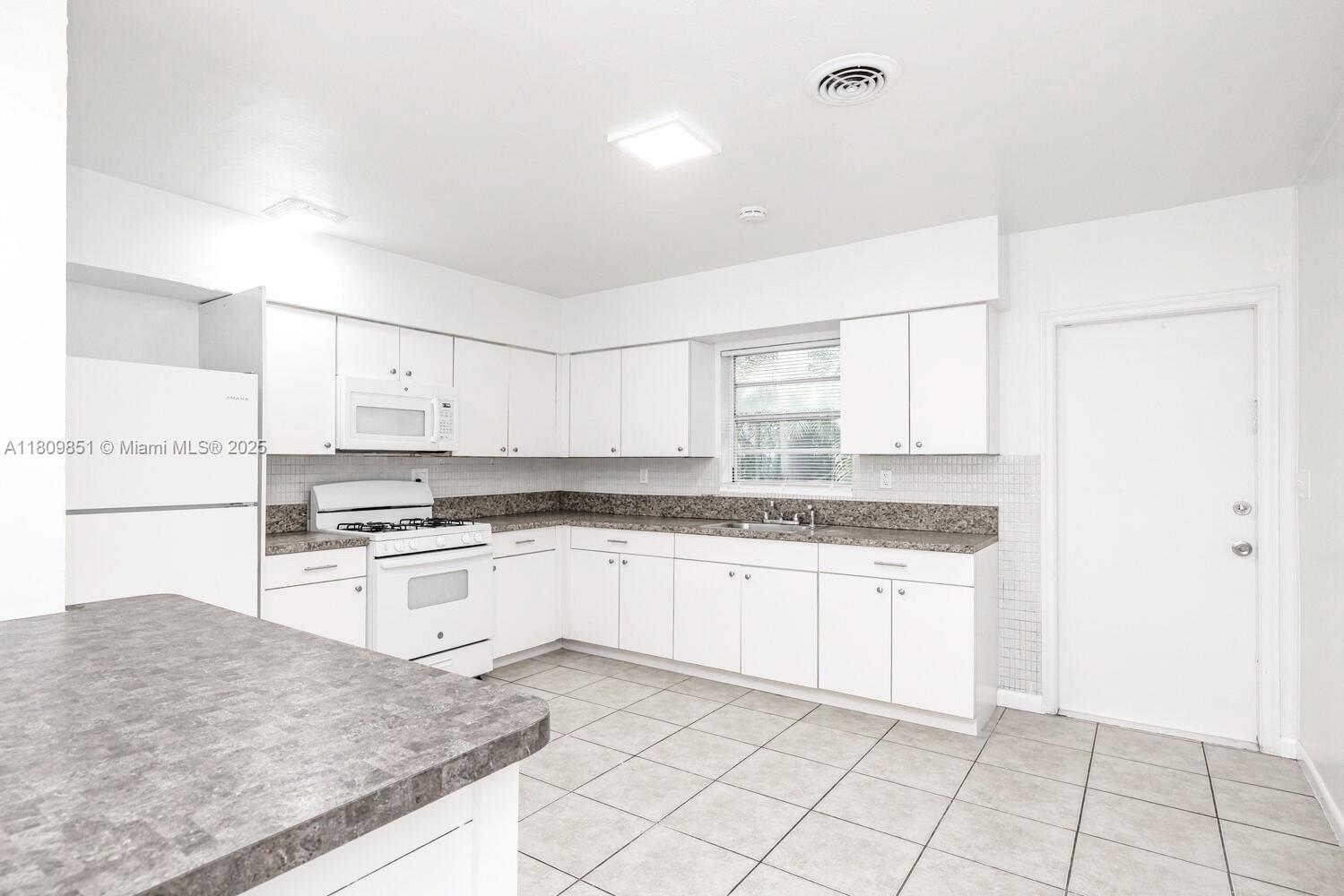 ¤HOLLYWOOD LITTLE RANCHES - Residential Income