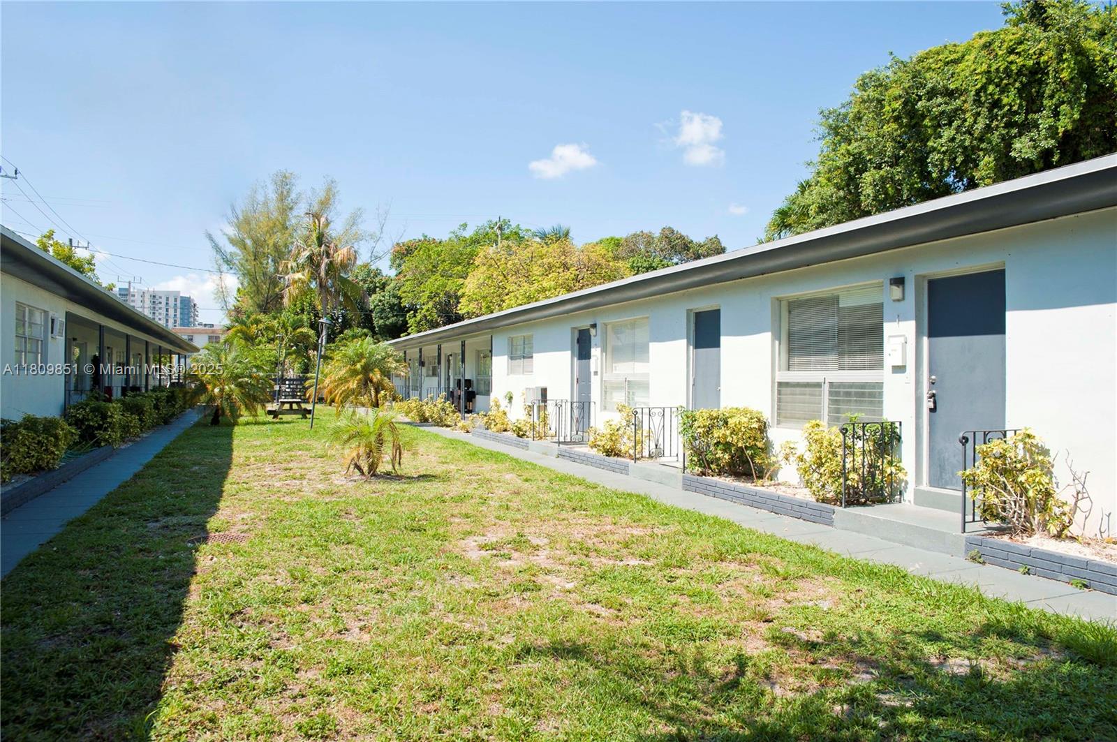 ¤HOLLYWOOD LITTLE RANCHES - Residential Income