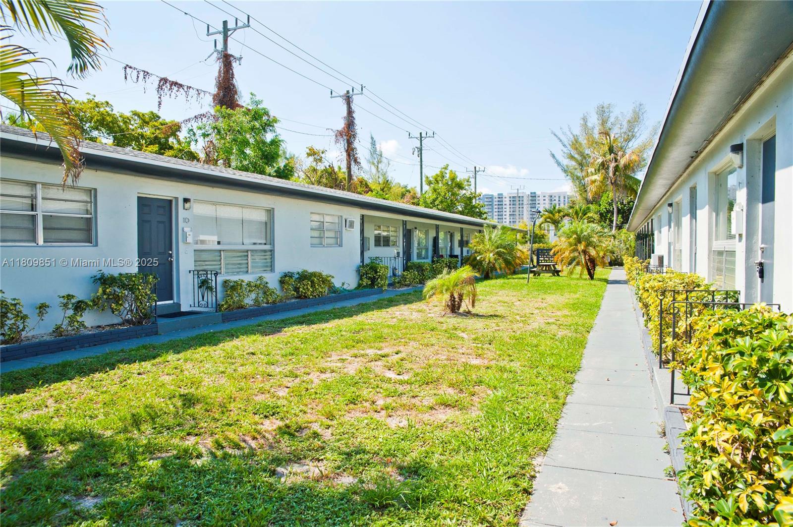 ¤HOLLYWOOD LITTLE RANCHES - Residential Income