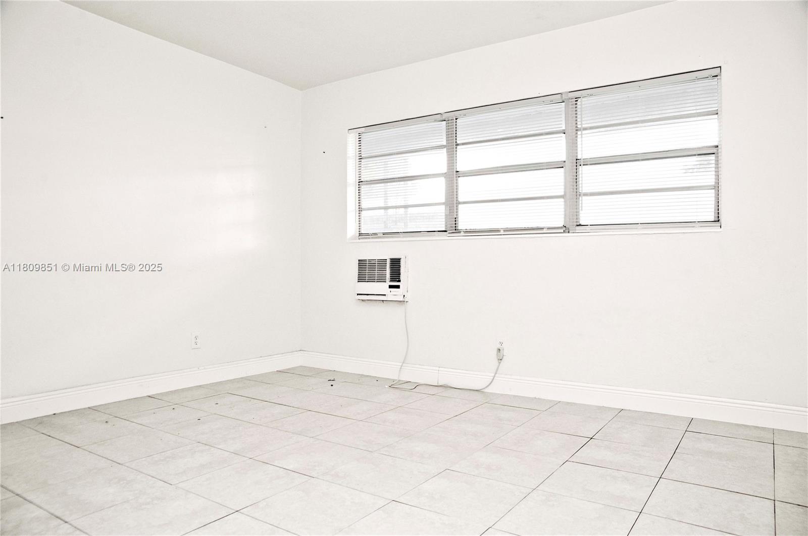 ¤HOLLYWOOD LITTLE RANCHES - Residential Income