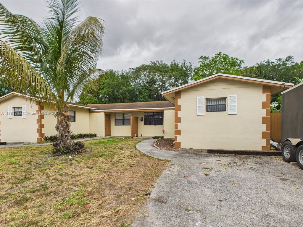 Photo of 1905 SW 11th St, Fort Lauderdale, FL 33312 (MLS # A11781717)