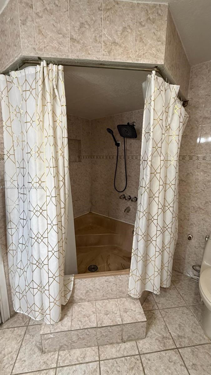 TENNIS VIEW CONDO PH I - Residential Lease