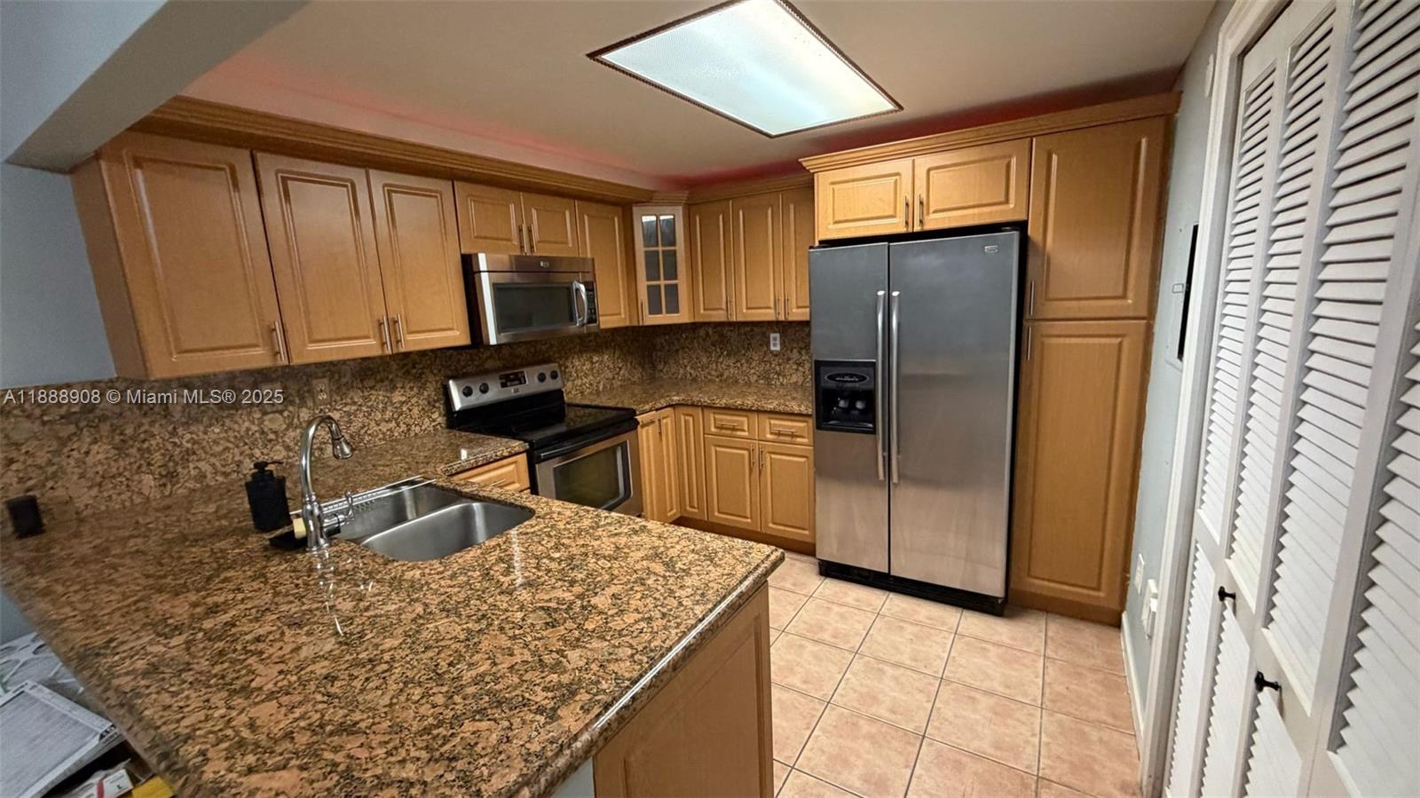 TENNIS VIEW CONDO PH I - Residential Lease