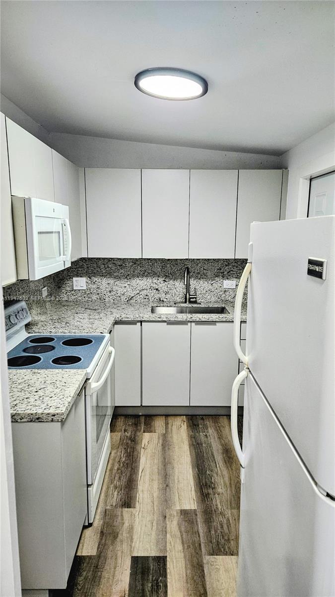 LAUDERDALE MANOR - Residential