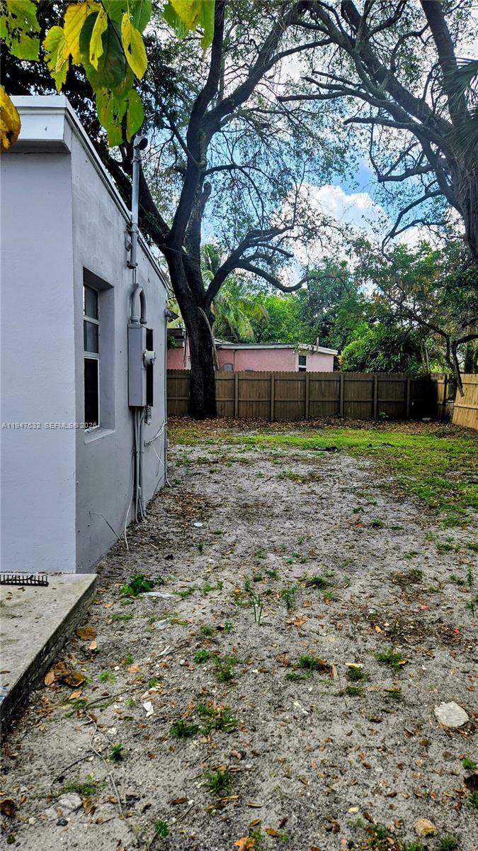 LAUDERDALE MANOR - Residential