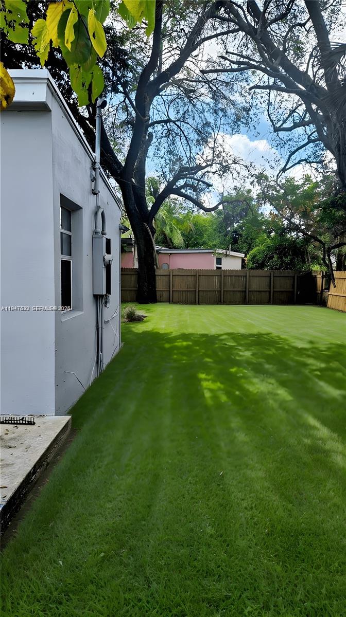 LAUDERDALE MANOR - Residential