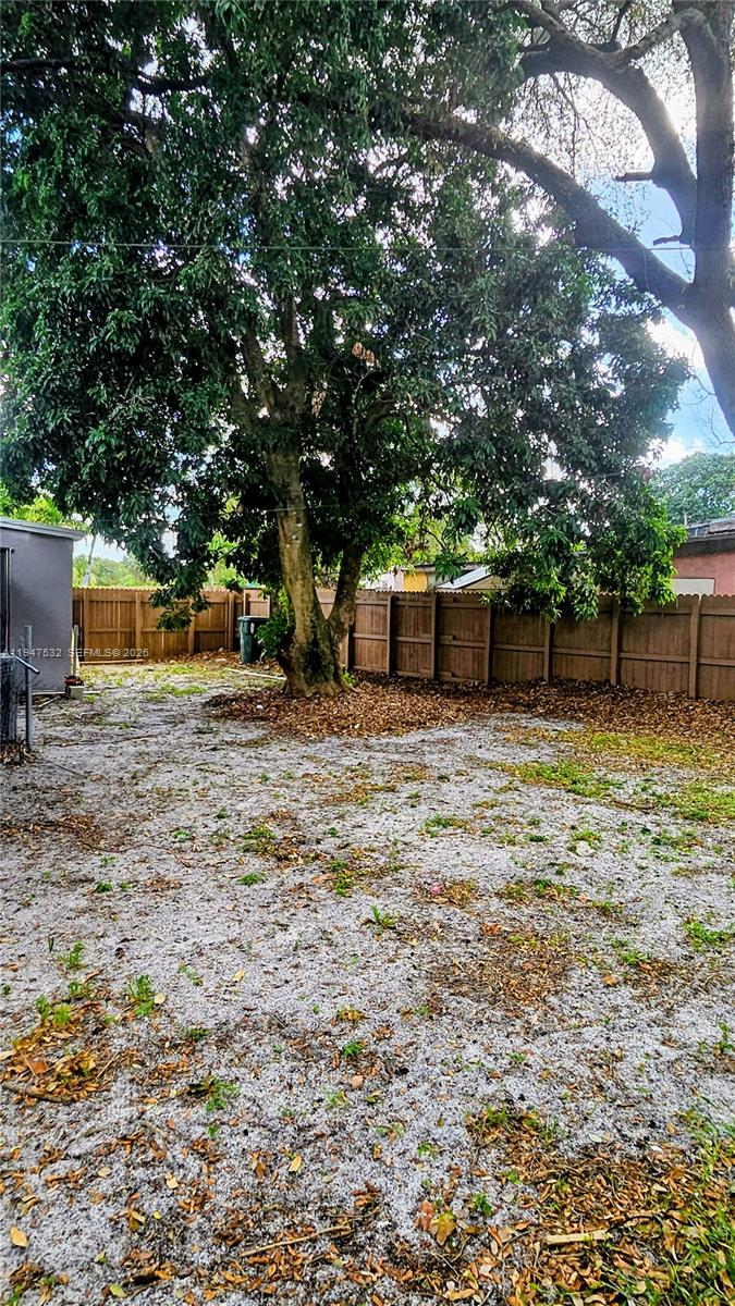 LAUDERDALE MANOR - Residential