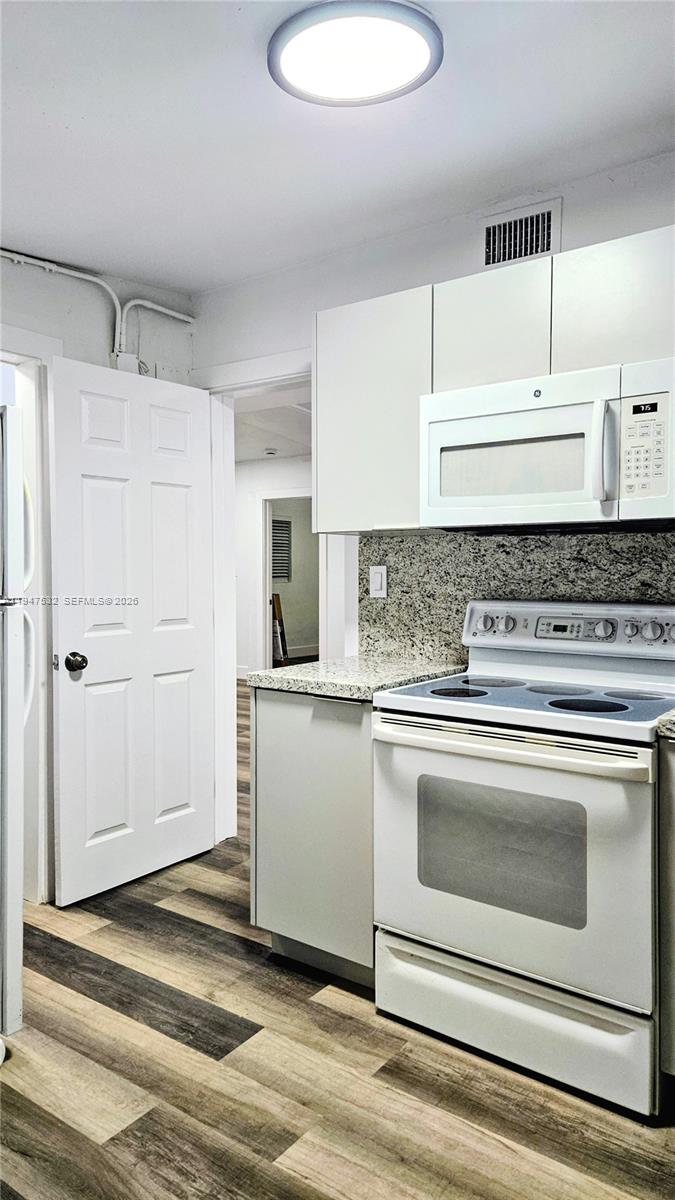 LAUDERDALE MANOR - Residential