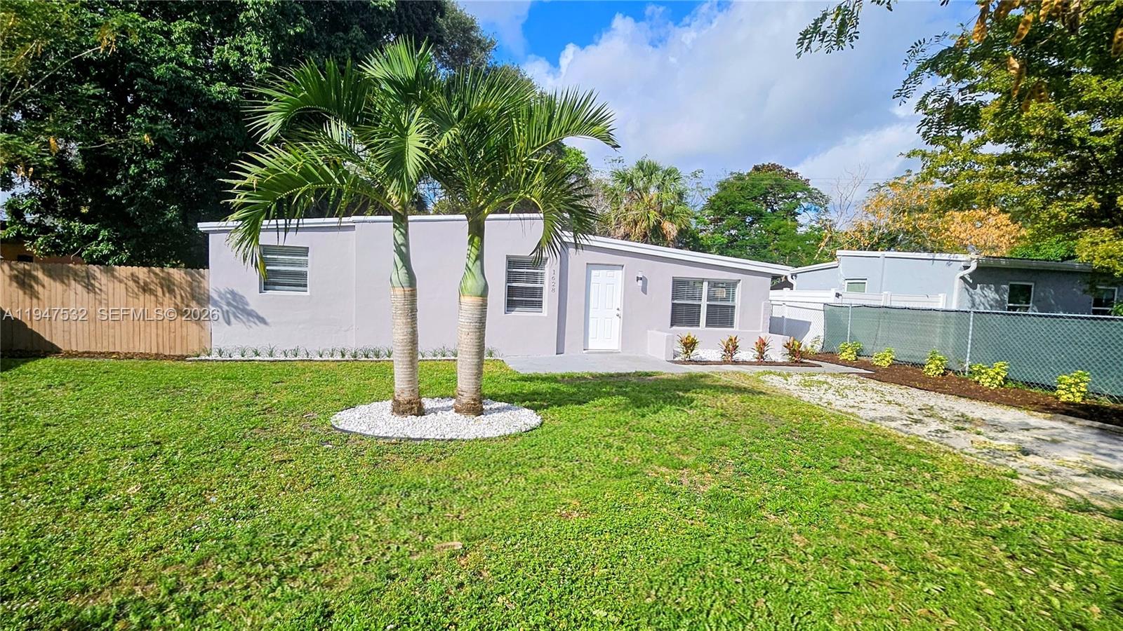 LAUDERDALE MANOR - Residential