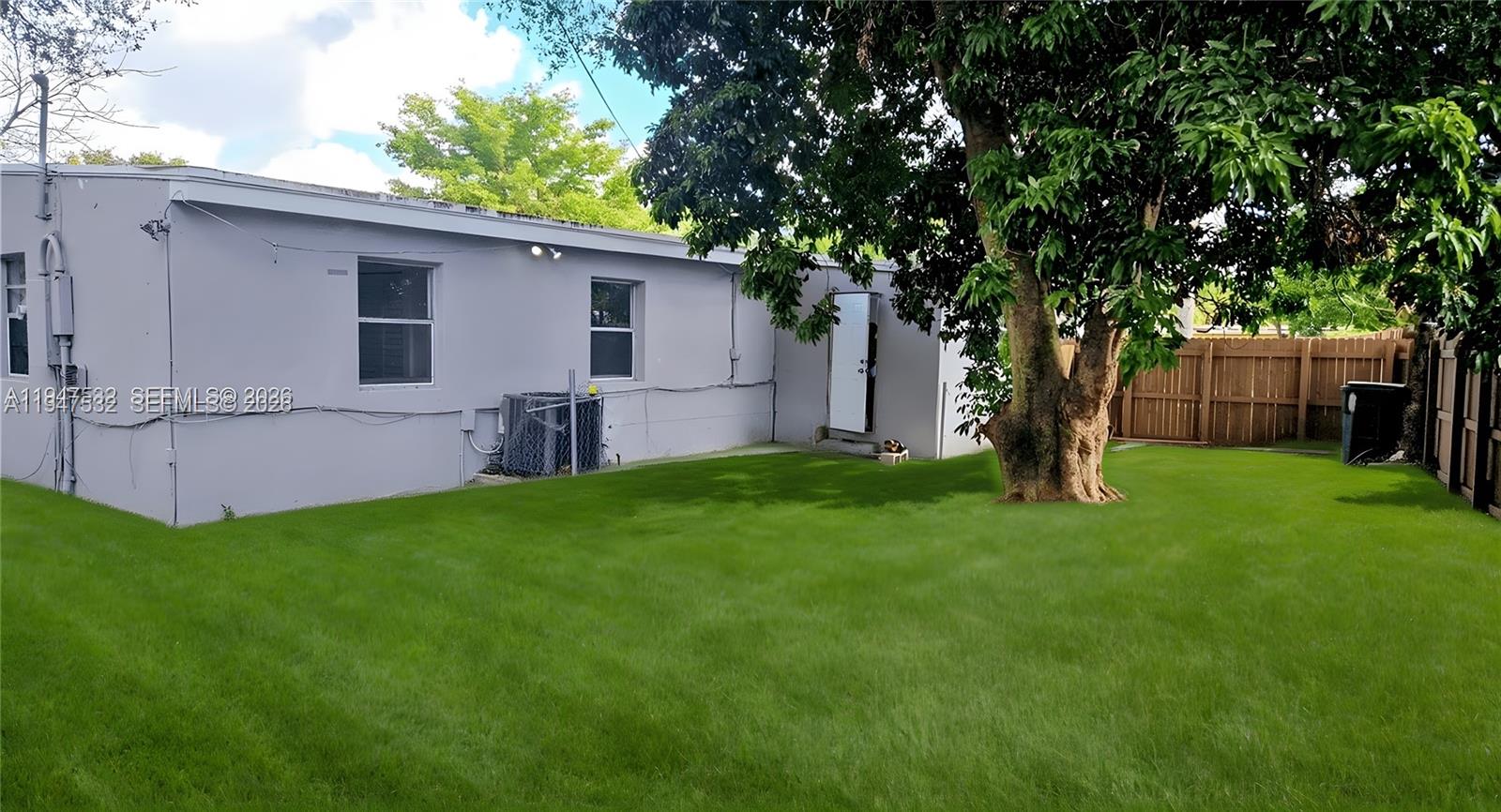 LAUDERDALE MANOR - Residential