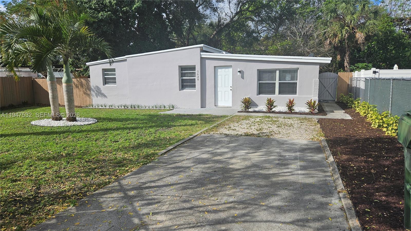 LAUDERDALE MANOR - Residential