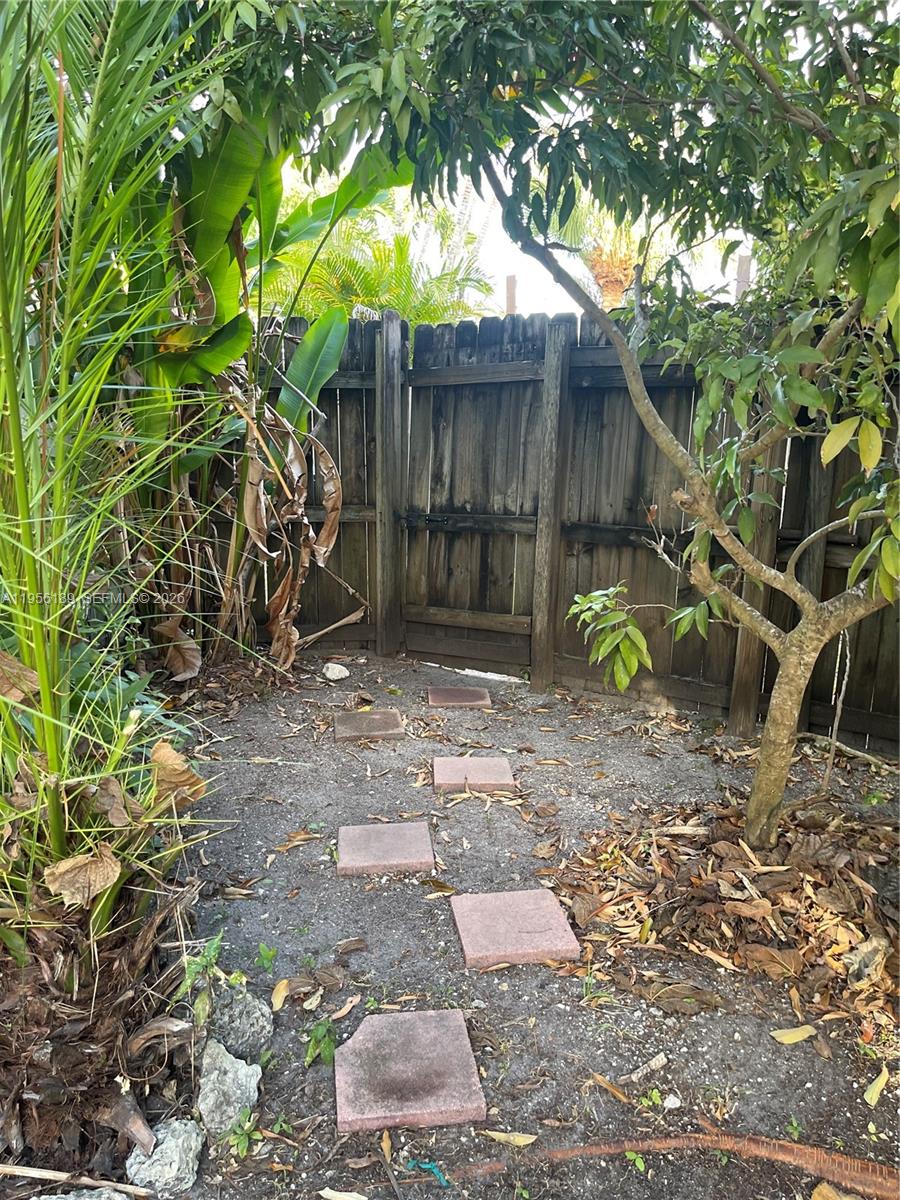 SNAPPER CREEK TOWNHOUSES - Residential Lease