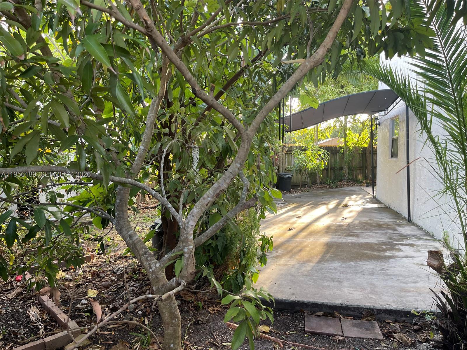 SNAPPER CREEK TOWNHOUSES - Residential Lease