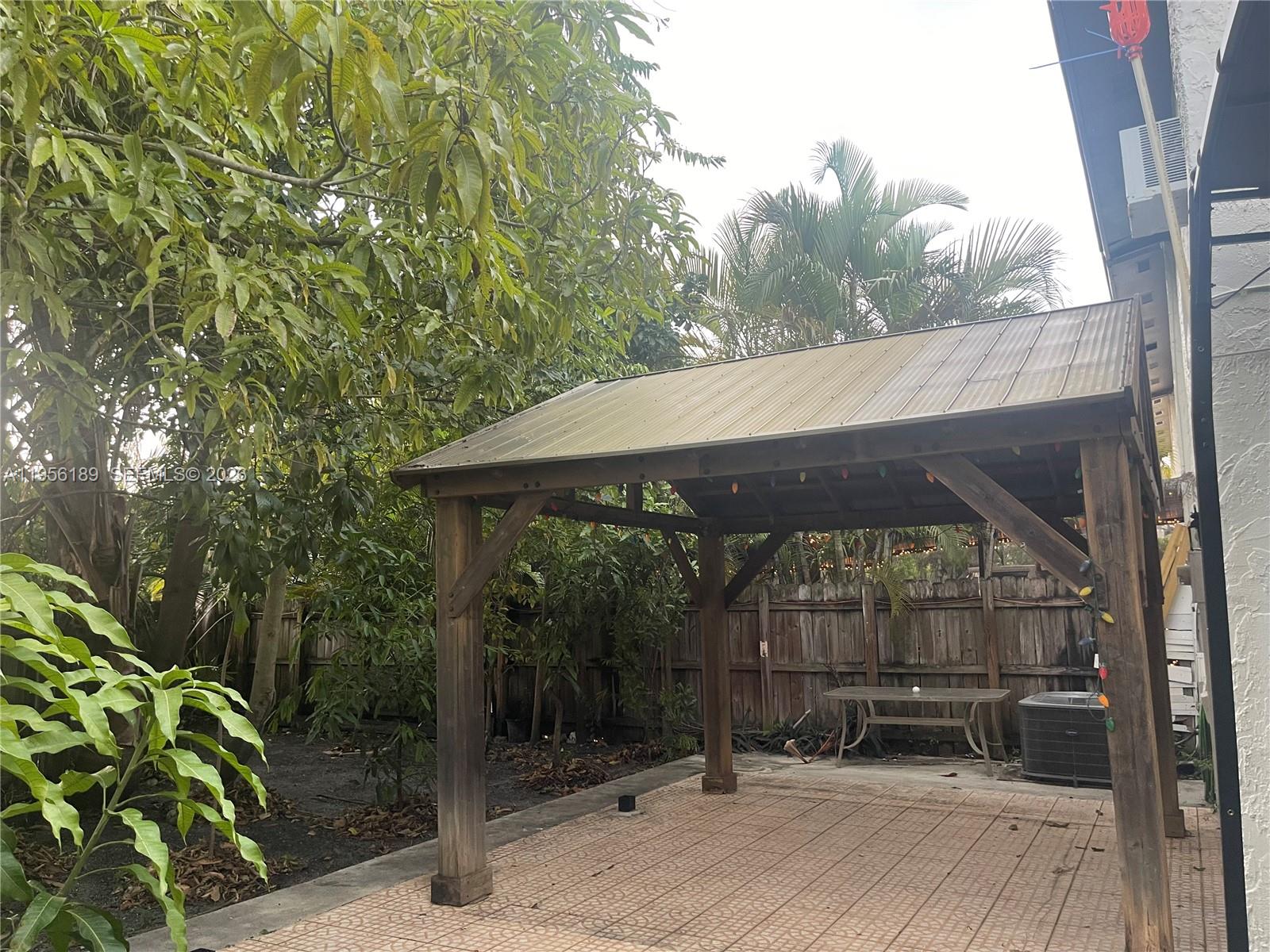 SNAPPER CREEK TOWNHOUSES - Residential Lease