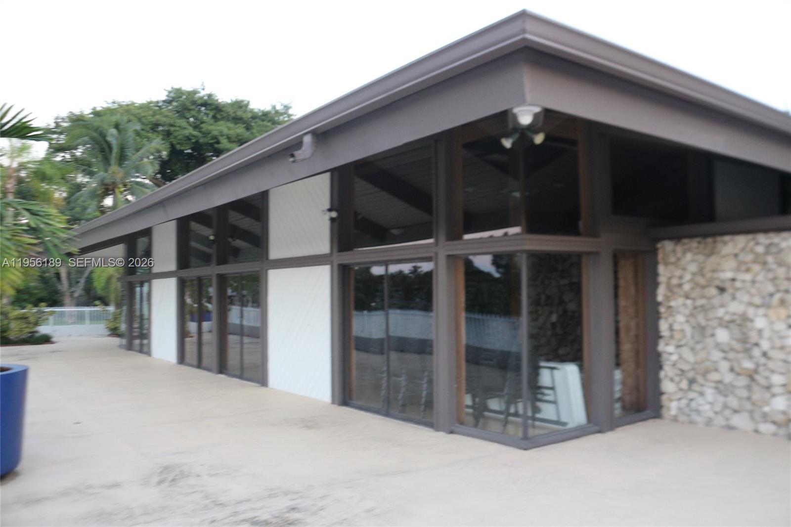 SNAPPER CREEK TOWNHOUSES - Residential Lease