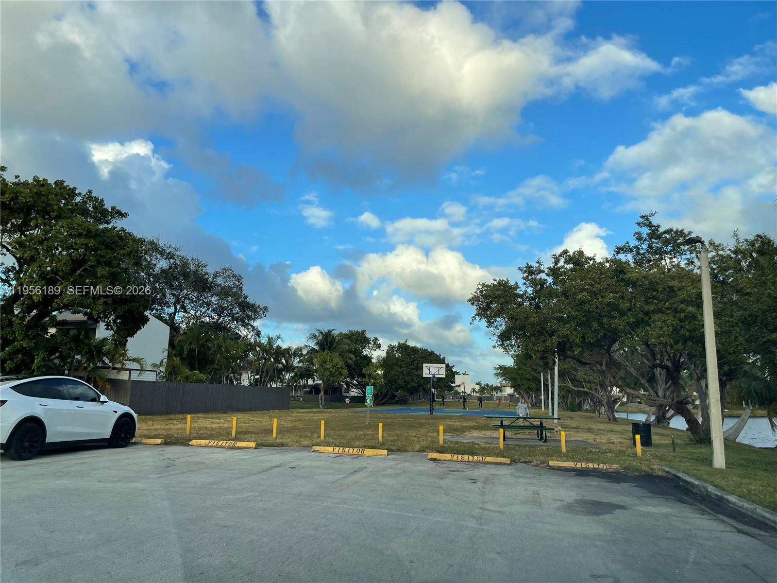 SNAPPER CREEK TOWNHOUSES - Residential Lease