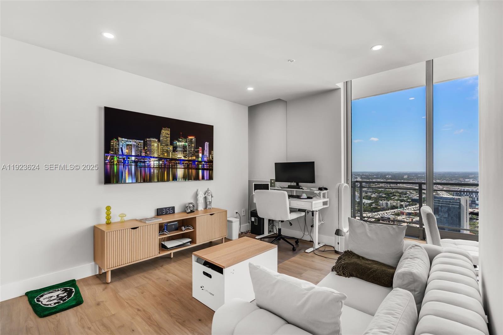 MINT CONDO - Residential