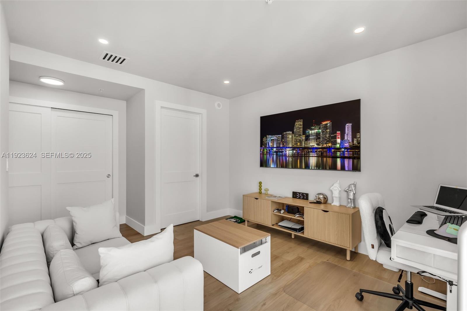 MINT CONDO - Residential