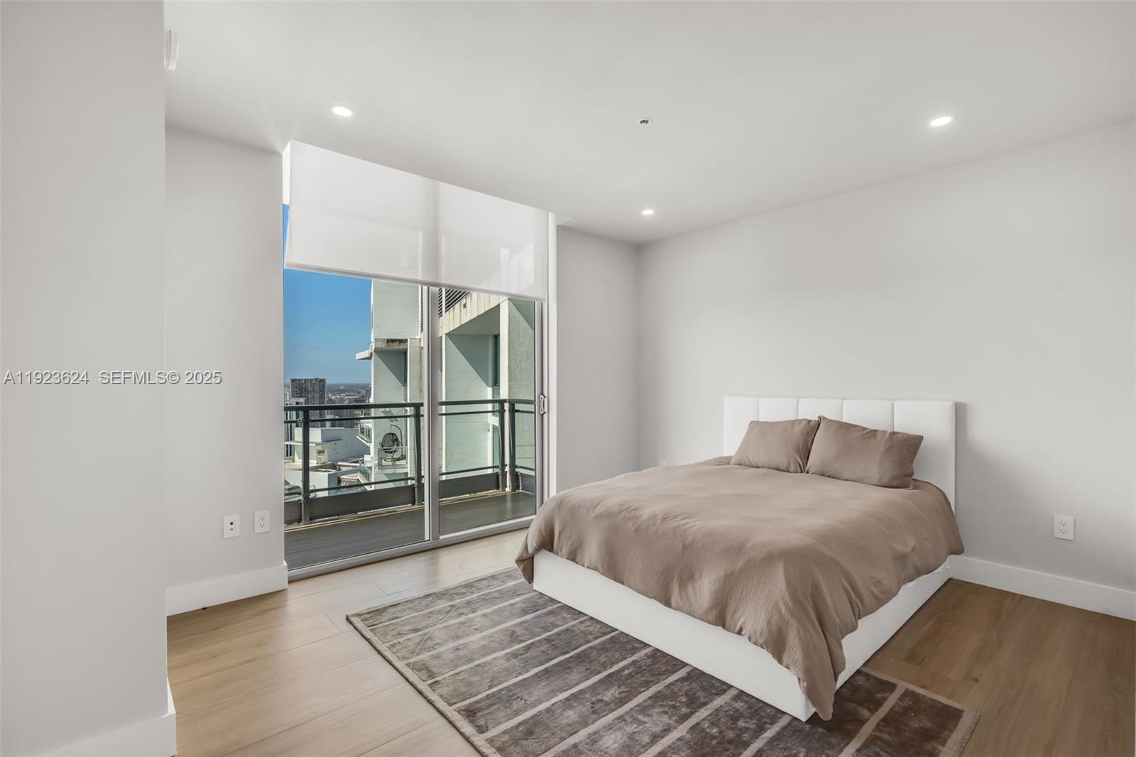 MINT CONDO - Residential