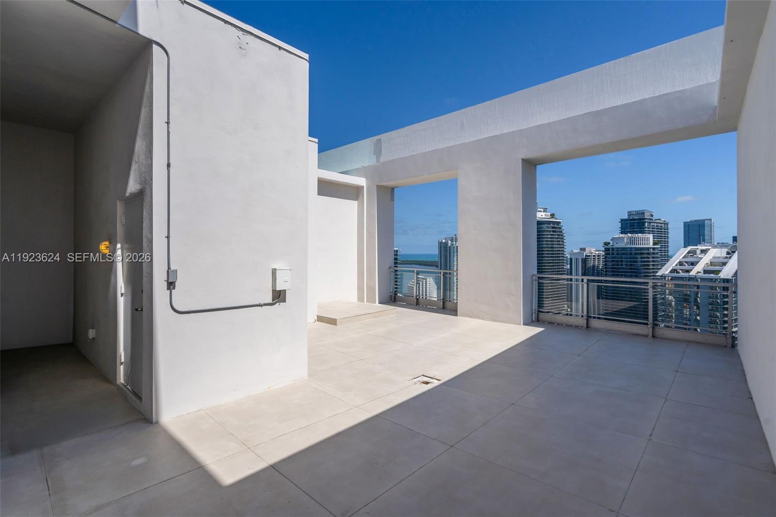 MINT CONDO - Residential