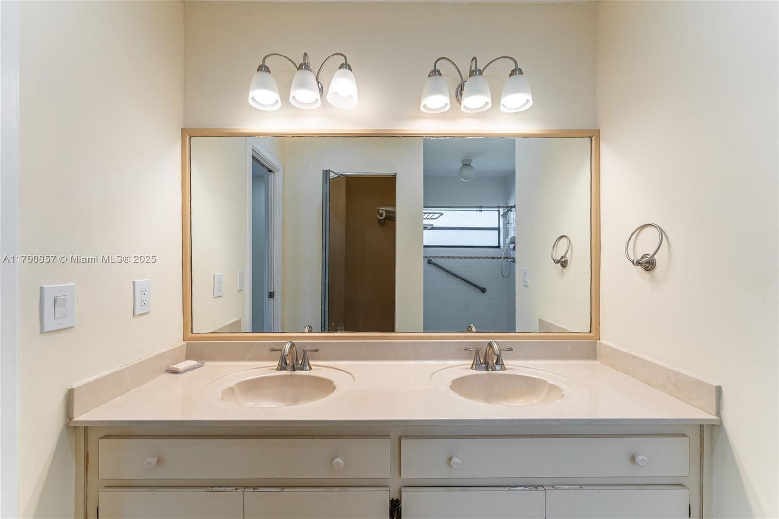 KENDALE COUNTRY CLUB ESTS - Residential