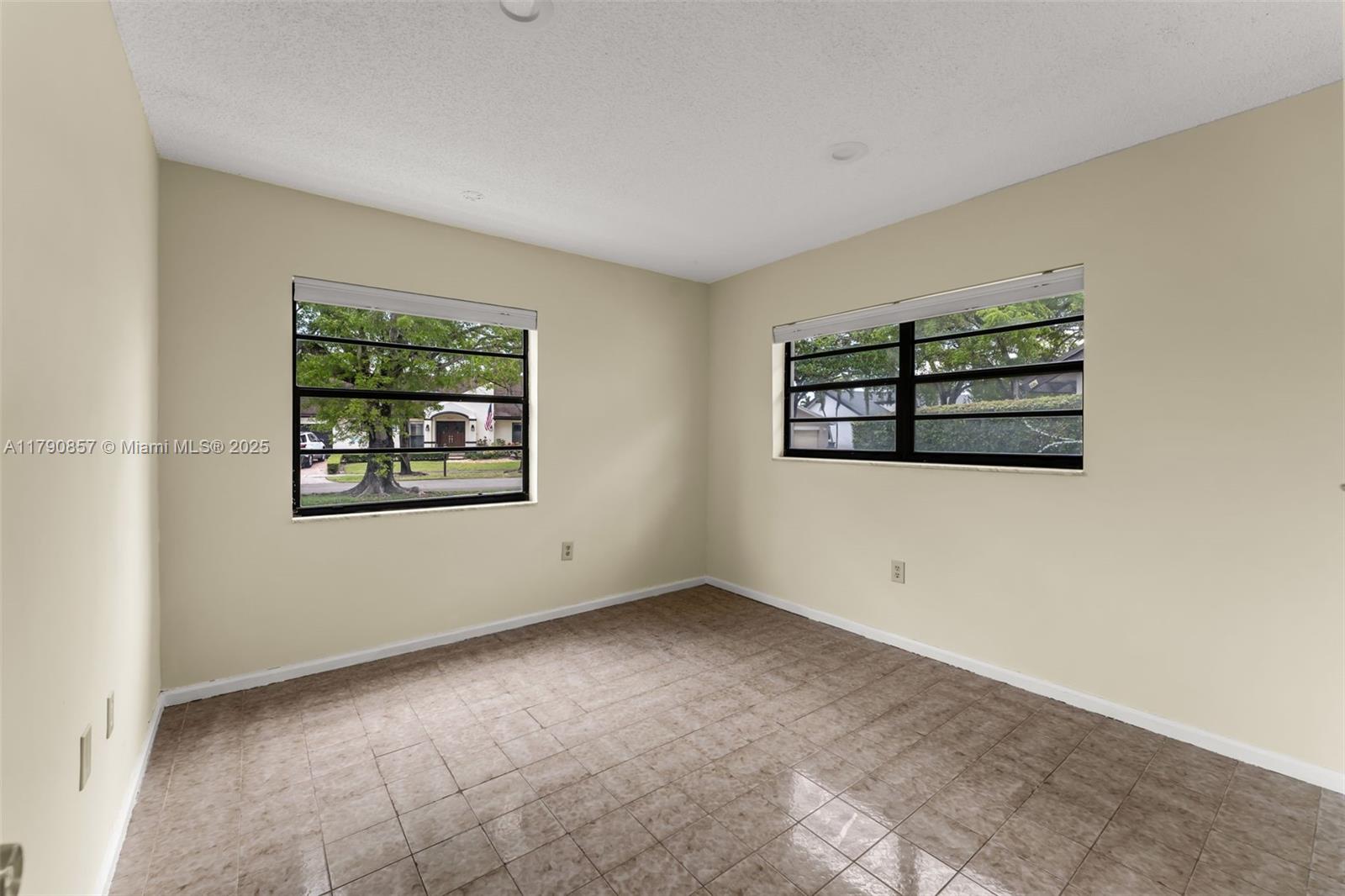 KENDALE COUNTRY CLUB ESTS - Residential