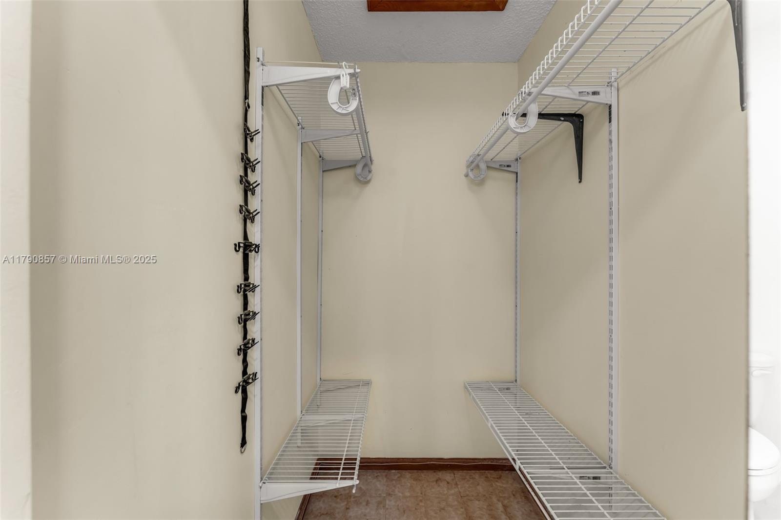 KENDALE COUNTRY CLUB ESTS - Residential