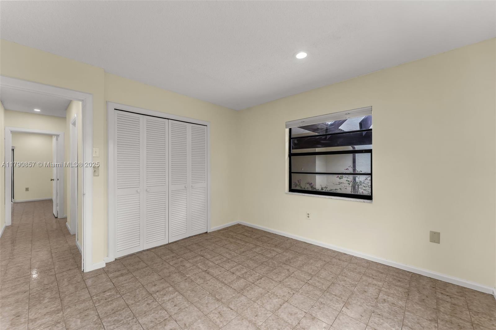 KENDALE COUNTRY CLUB ESTS - Residential