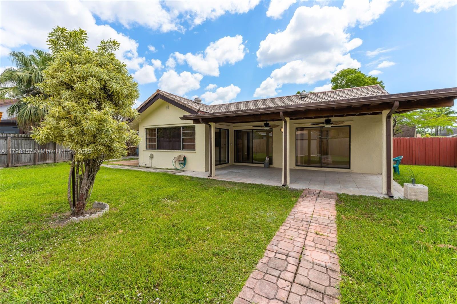 KENDALE COUNTRY CLUB ESTS - Residential