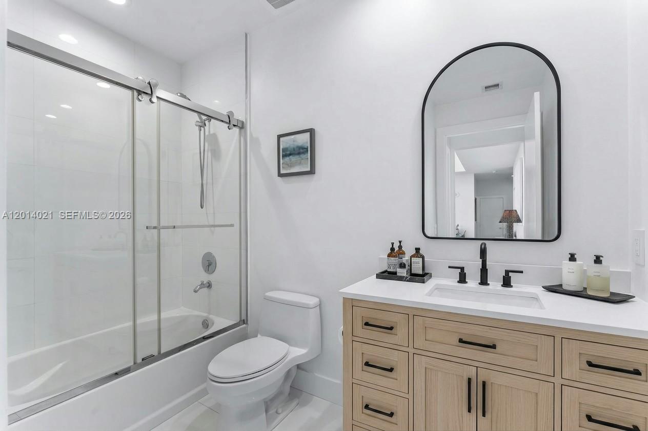 THE PLAZA 851 BRICKELL CO - Residential Lease