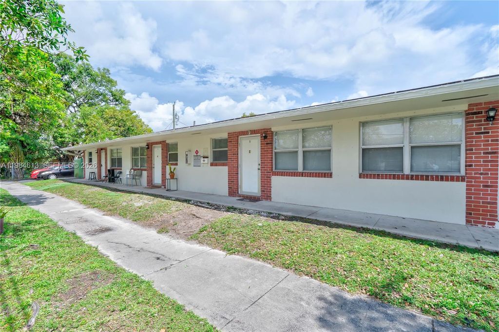 Photo of 856 SW 10th St #2, Hallandale Beach, FL 33009 (MLS # A11984613)