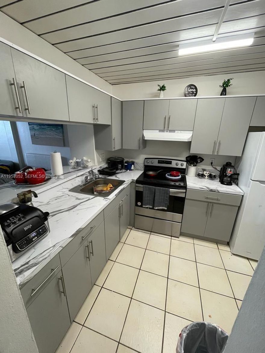 This is a 2/2 apartment is ready to move!  Located  on a second floor in an excellent location near to major highways and great schools.  Water is included on rent and it has a laundry facility on the same floor.
Don’t miss this opportunity, owner is asking for two months security deposit and giving first month of rent FREE.