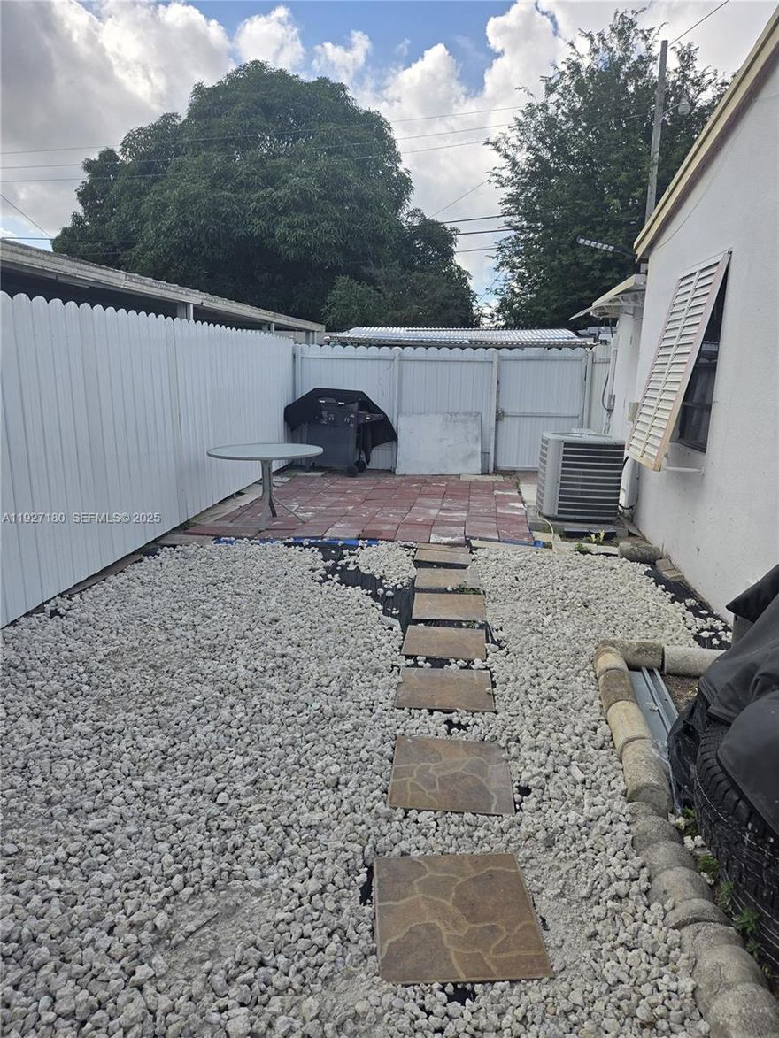 New efficiency in the Miami Gardens area, all utilities included, water, electricity, internet and cable, parking space for 1 car, air conditioning, independent exit and entrance, maximum 2 people, no pets allowed, only one parking available, ready to move immediately, any questions do not hesitate to contact me !!!