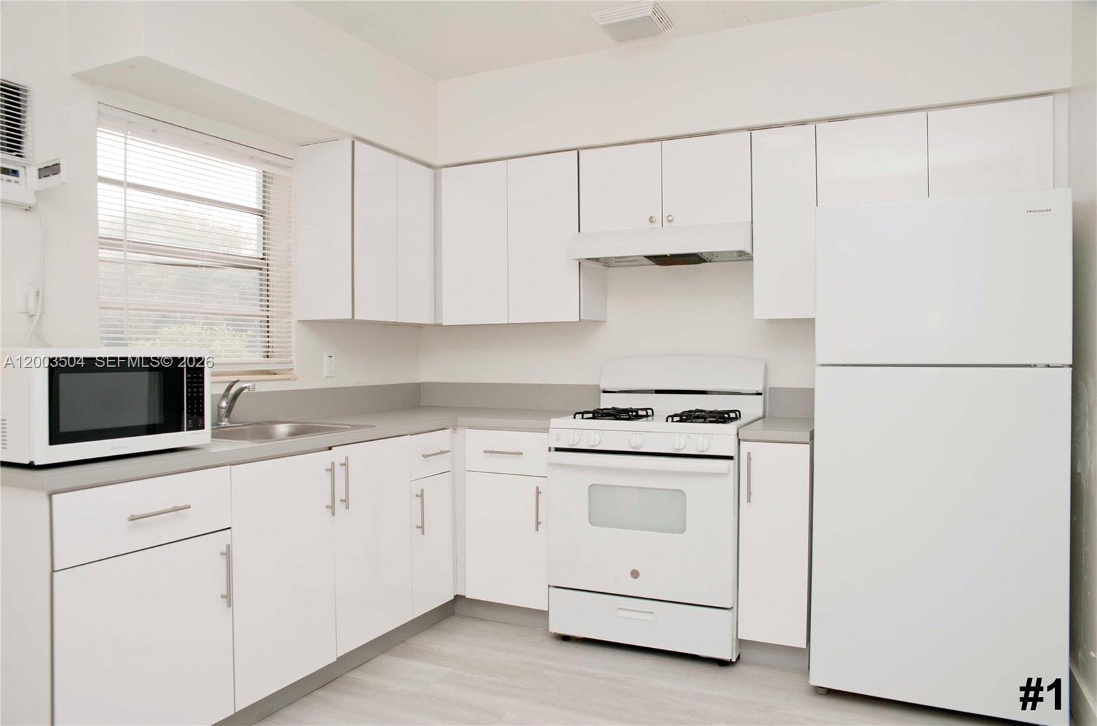 ¤HOLLYWOOD LITTLE RANCHES - Residential Income