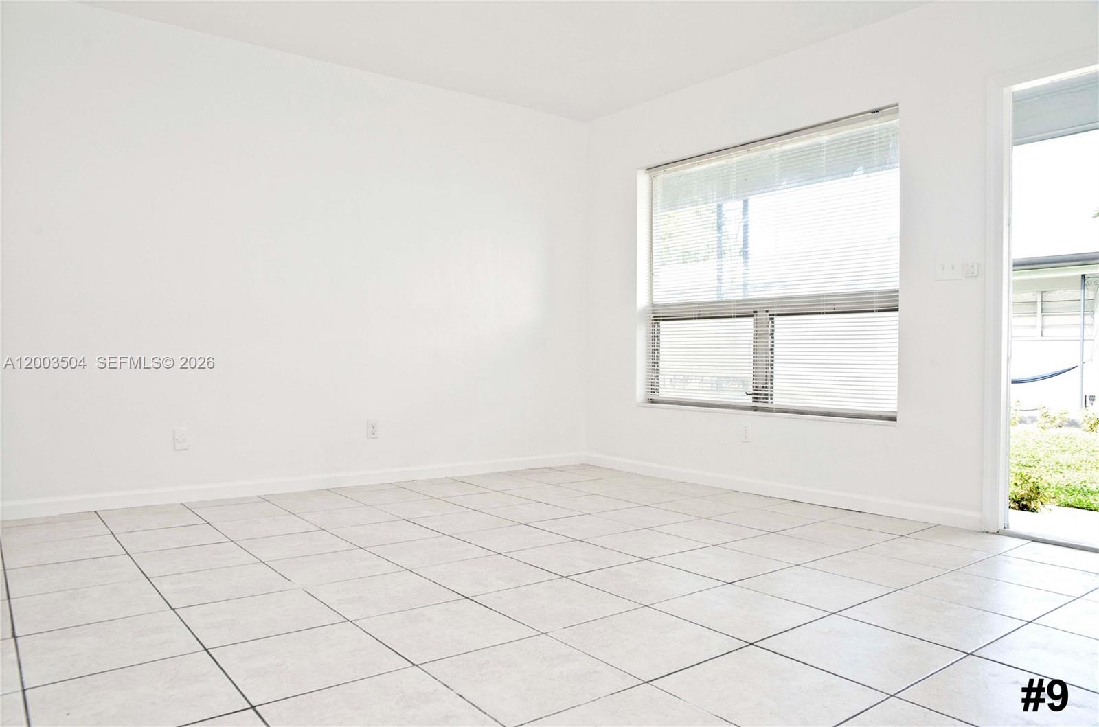 ¤HOLLYWOOD LITTLE RANCHES - Residential Income