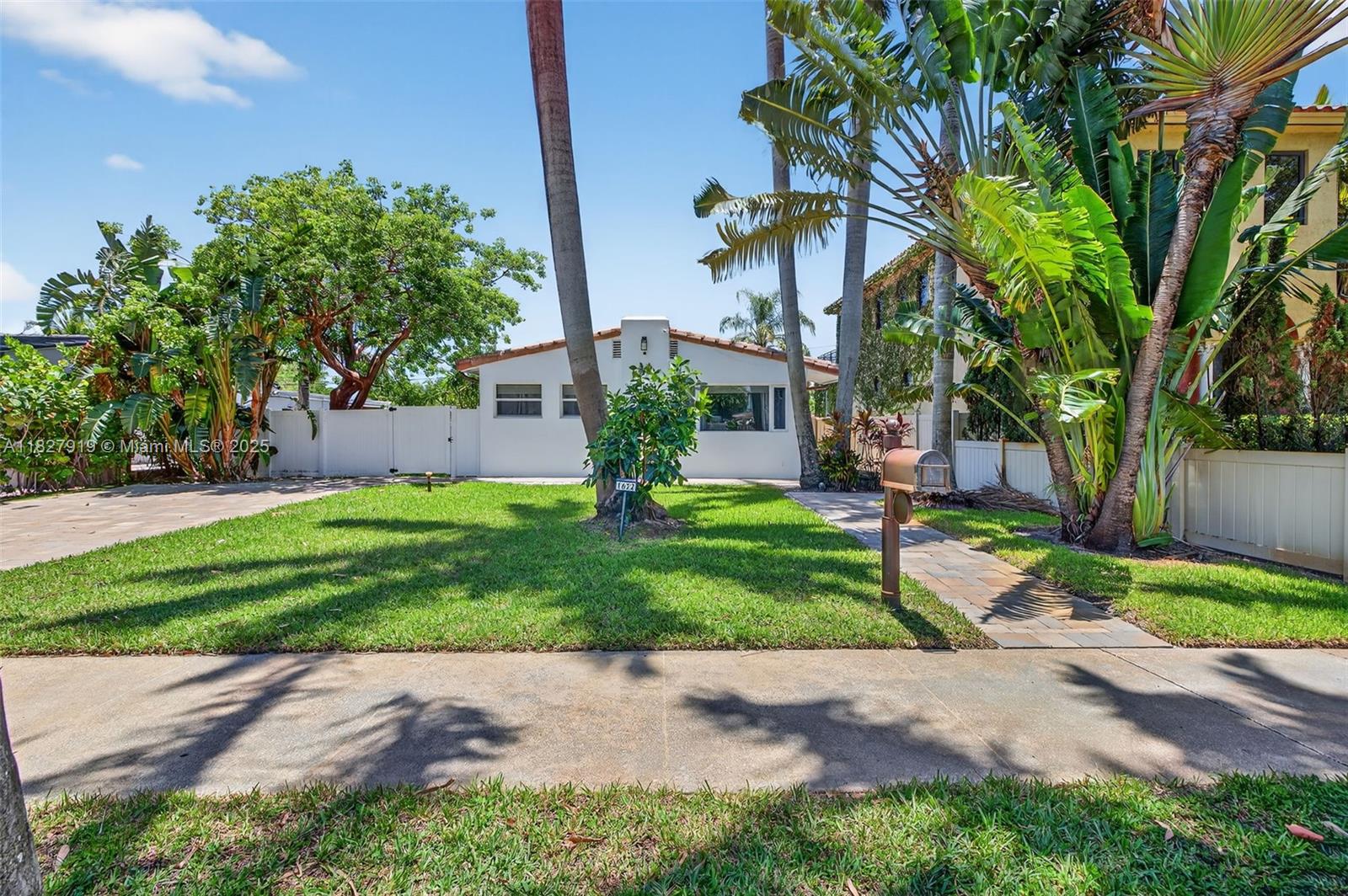 Beautiful and cozy fully furnished 3-bedroom, 2-bath home with a stunning backyard—perfect for entertaining. . Just bring your clothes and move into this spectacular property!
Conveniently located near the beach, parks, Publix, Walmart, shopping centers, and a variety of restaurants. Enjoy easy access to outdoor activities, including biking and fitness opportunities. Only a short drive to Fort Lauderdale Airport.
Available for annual lease only. No subleasing.