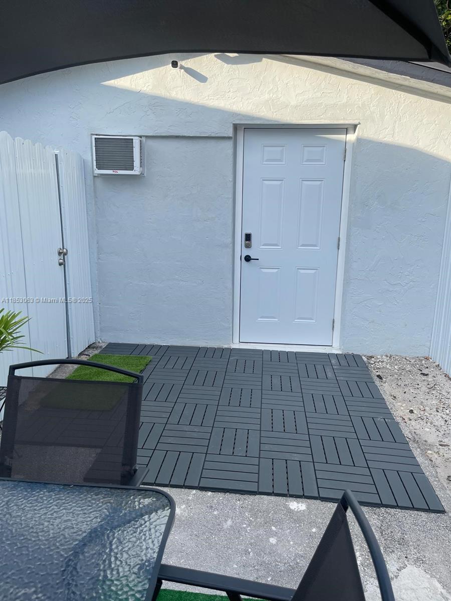 COME AND SEE THIS MODERN INDEPENDENT EFFICIENCY FURNISHED, AVAILABLE FOR IMMEDIATE OCCUPANCY INCLUDES WATER AND GARBAGE, ONLY 1 PARKING SPACE , PATIO ,GRILL, ONLY FOR ONE PERSON