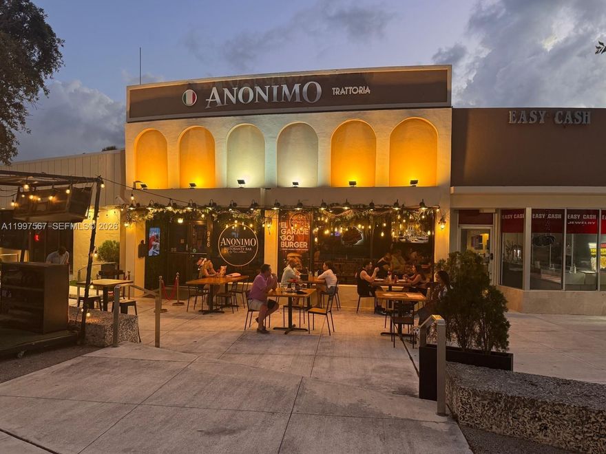 Stunning restaurant in a prime location, benefiting from a built-in market of over 2,000 nearby residential units in a vibrant tourist area. The space is fully finished and tastefully decorated, featuring a large, fully equipped kitchen