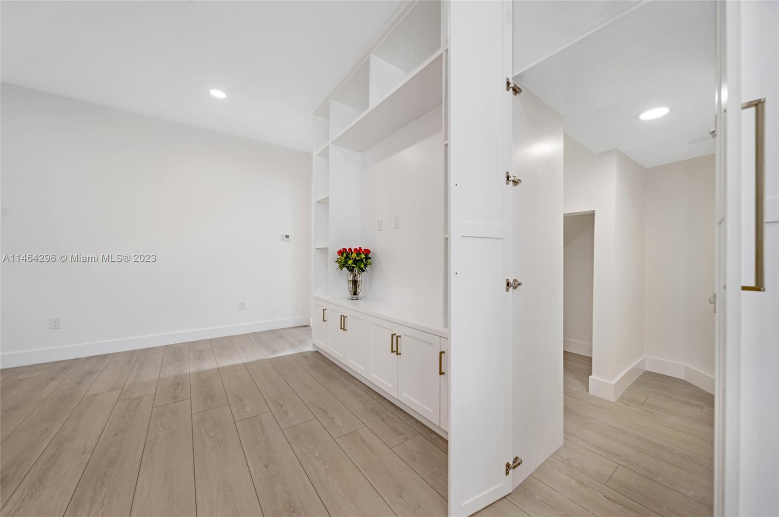 ISLAND WAY - Residential