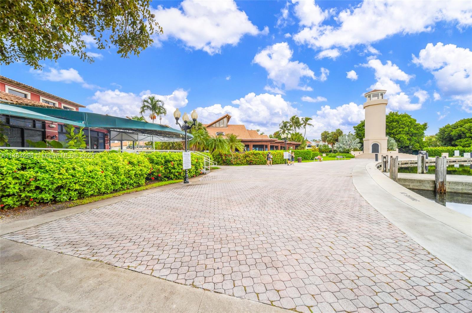 ISLAND WAY - Residential