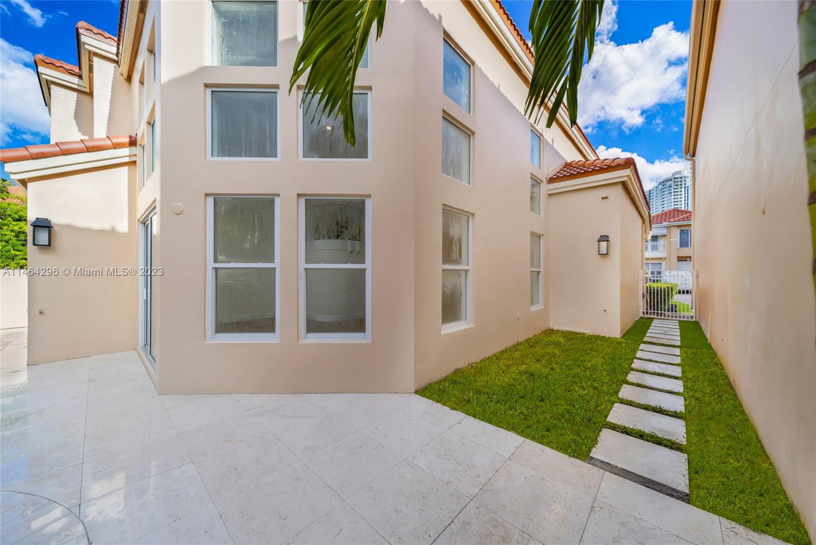 ISLAND WAY - Residential