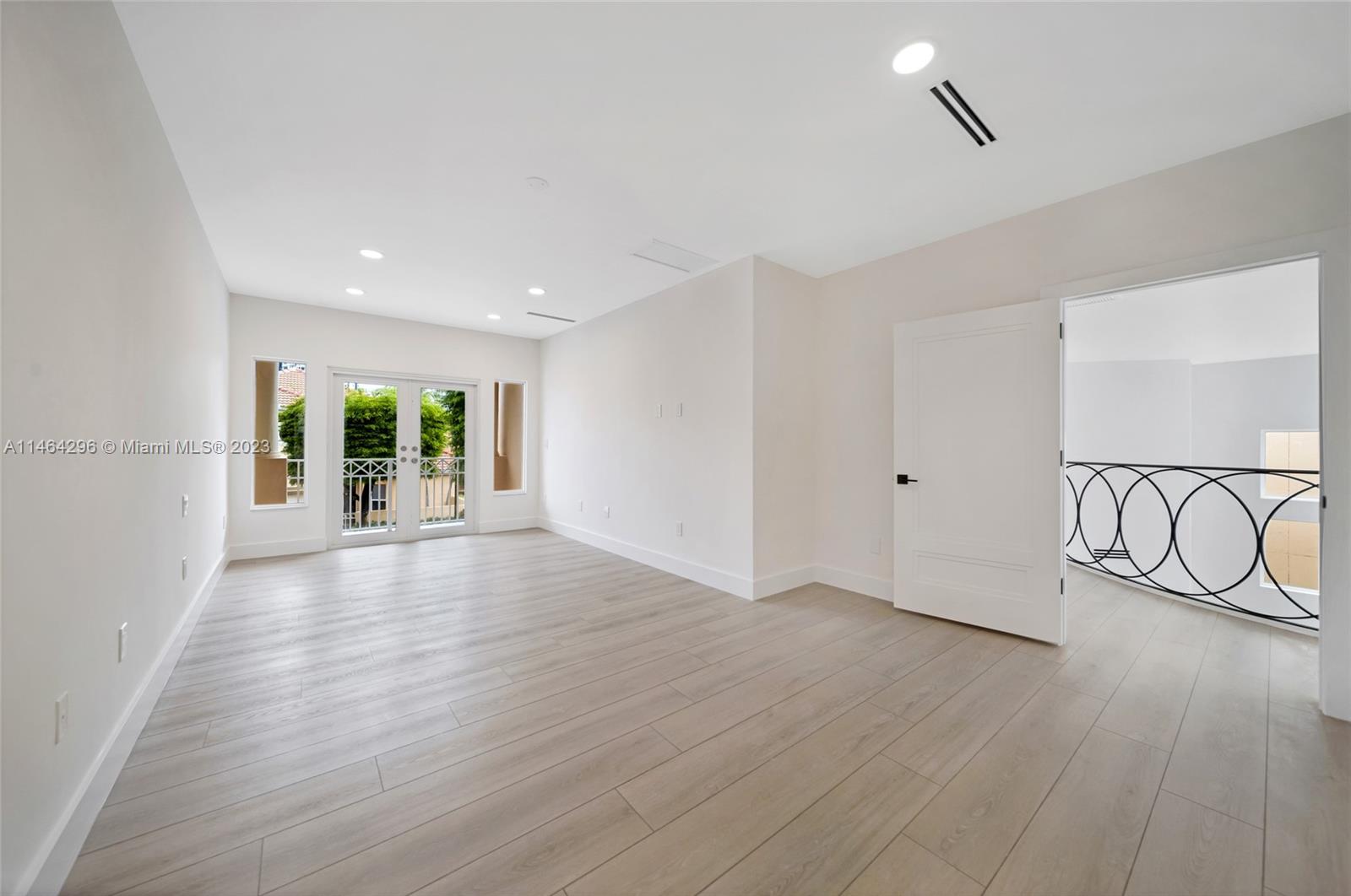 ISLAND WAY - Residential