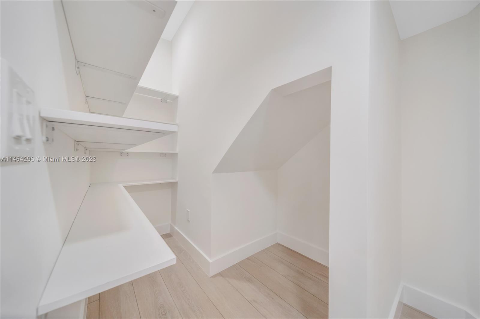 ISLAND WAY - Residential