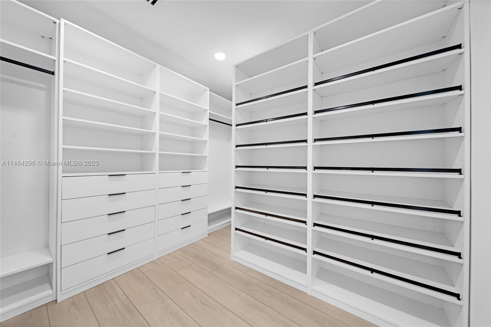 ISLAND WAY - Residential